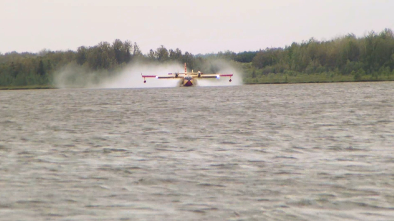 Un avion-citerne en Abitibi-Témiscamingue lors du combat contre les feux de forêt, le 8 juin 2023.