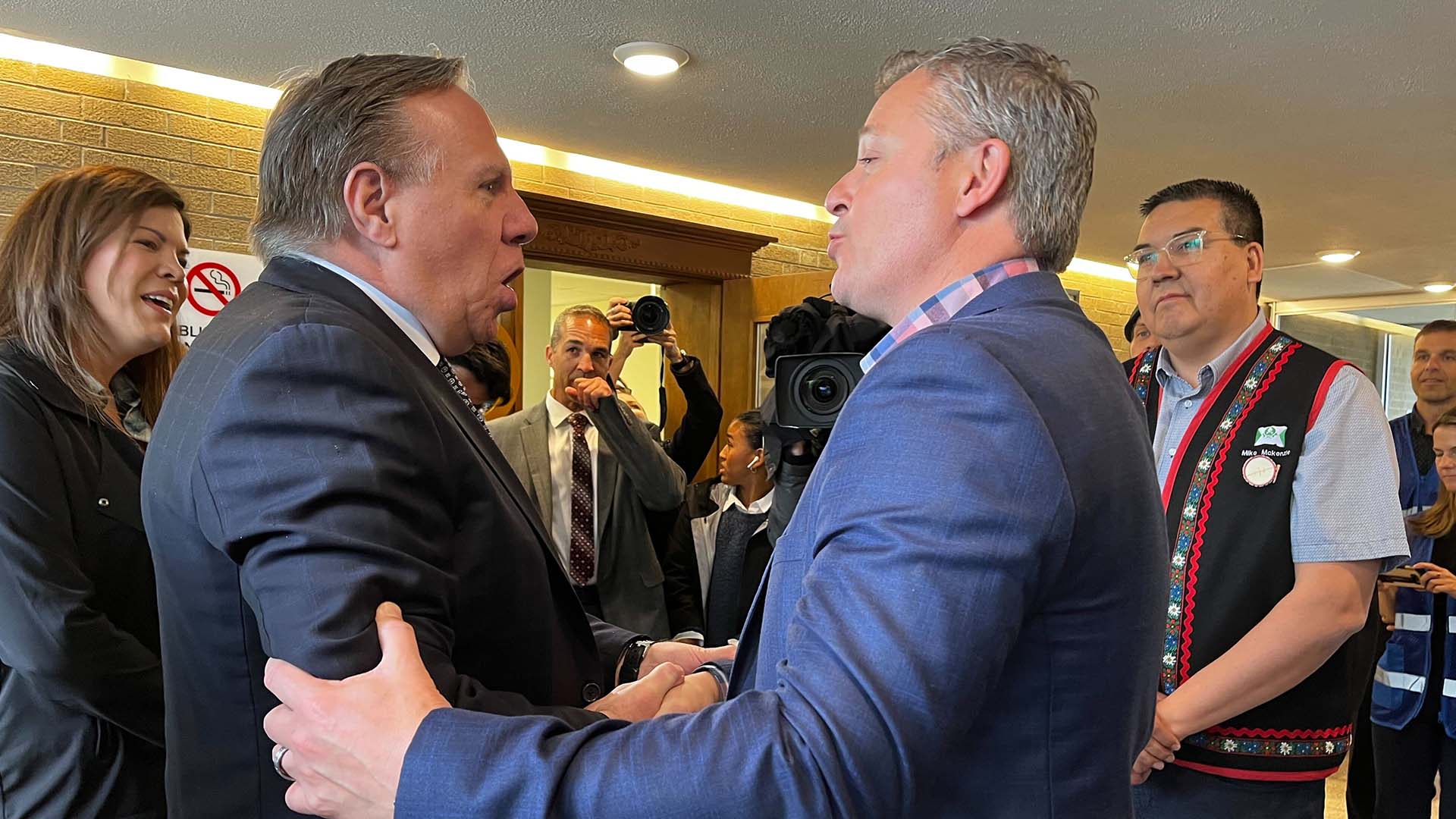 François Legault et le maire de Sept-Îles, Steeve Beaupré (à droite), se rencontrent lors d'un bilan de la situation des feux de forêt, le 8 juin 2023.