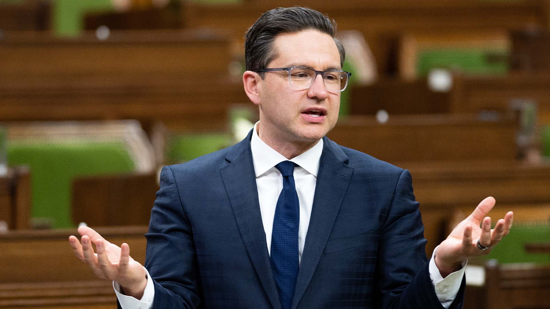 Le chef du Parti conservateur Pierre Poilievre se lève à la Chambre des communes sur la colline du Parlement à Ottawa, le 7 juin 2023.