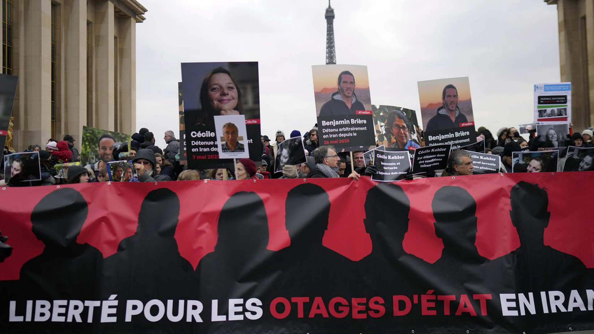 Des gens tiennent des portraits de détenus français en Iran Cécile Kohler, à gauche, et Benjamin Brière lors d'une manifestation à Paris, le samedi 28 janvier 2023.