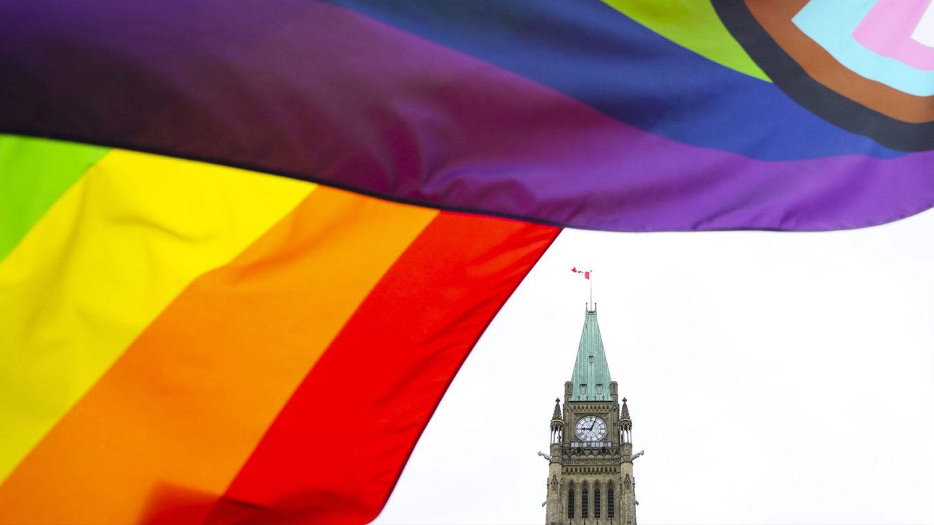 Un drapeau de la fierté flotte sur la colline du Parlement à Ottawa le jeudi 8 juin 2023, lors d'un événement de la fierté. 