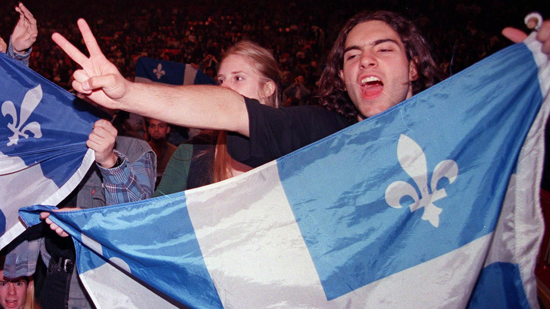 Un partisan tenant un drapeau du Québec scande des slogans nationalistes avant un concert en faveur de la souveraineté, à Montréal, le 29 septembre 1995.