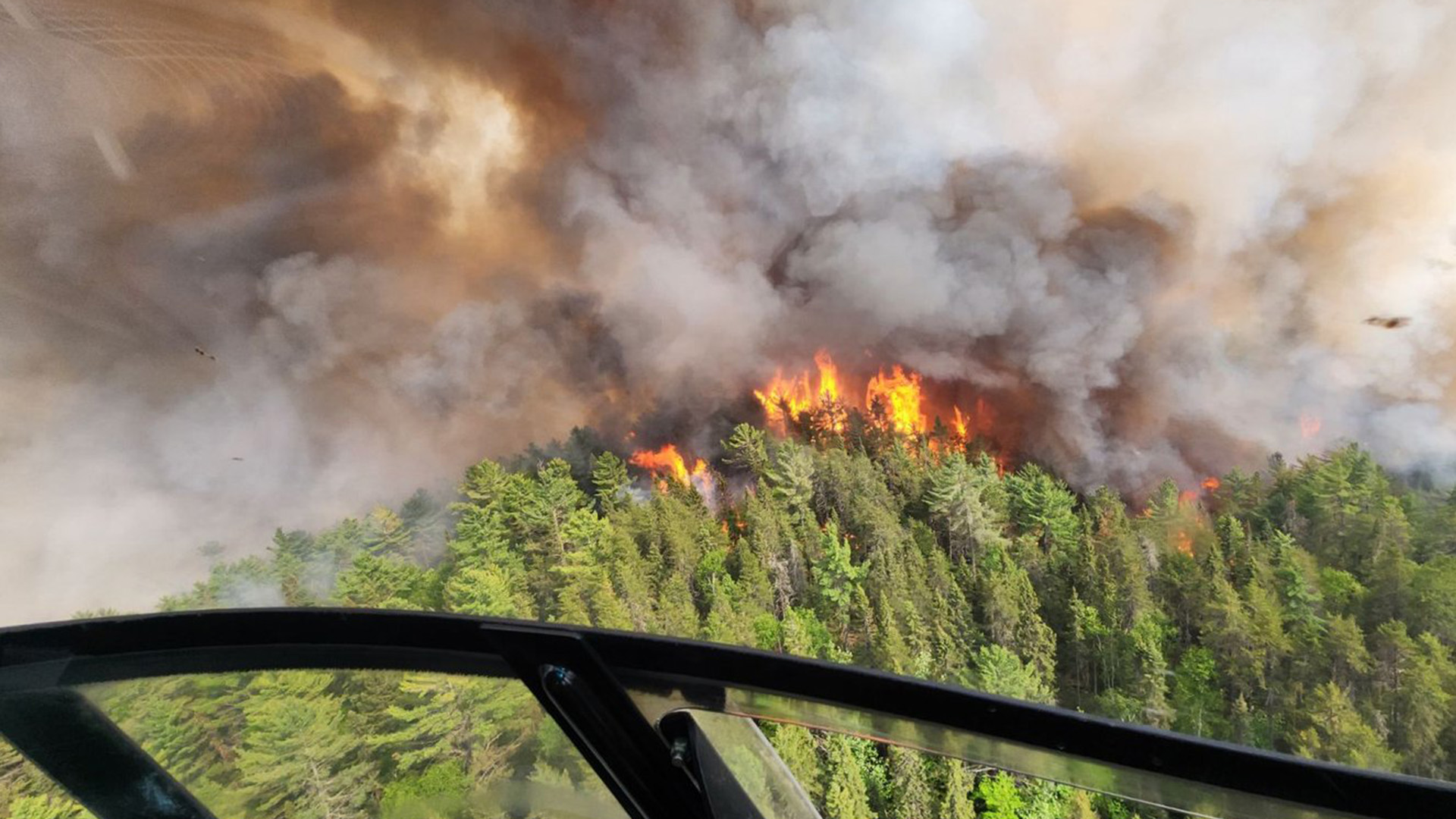 Le feu de forêt de Sudbury 17 (SUD017) brûle à l'est du parc provincial Mississagi, près d'Elliot Lake, en Ontario. dans cette photo du dimanche 4 juin 2023.