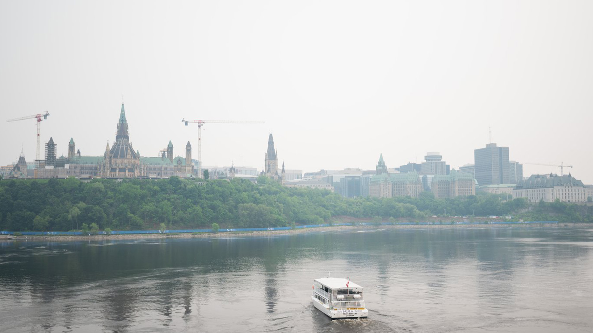 Les incendies de forêt qui font rage et le ciel enfumé qui enveloppe une grande partie du Canada ont mis un frein à de nombreux projets de voyage et de tourisme cet été au pays, entraînant l'annulation d’activités et la fermeture d'entreprises. Ci-haut, la ville d'Ottawa enveloppée par de la fumée.