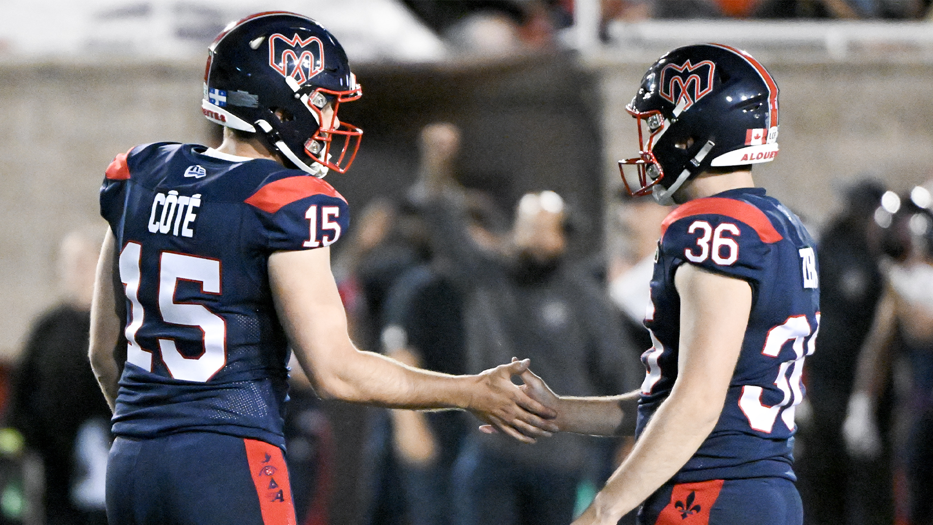 Ça n'a pas été élégant, mais les Alouettes de Montréal ont lancé leur saison 2023 avec une victoire à l'arraché de 19-12 aux dépens du Rouge et Noir d'Ottawa. Sur la photo, le botteur David Côté et son coéquipier Joseph Zema.