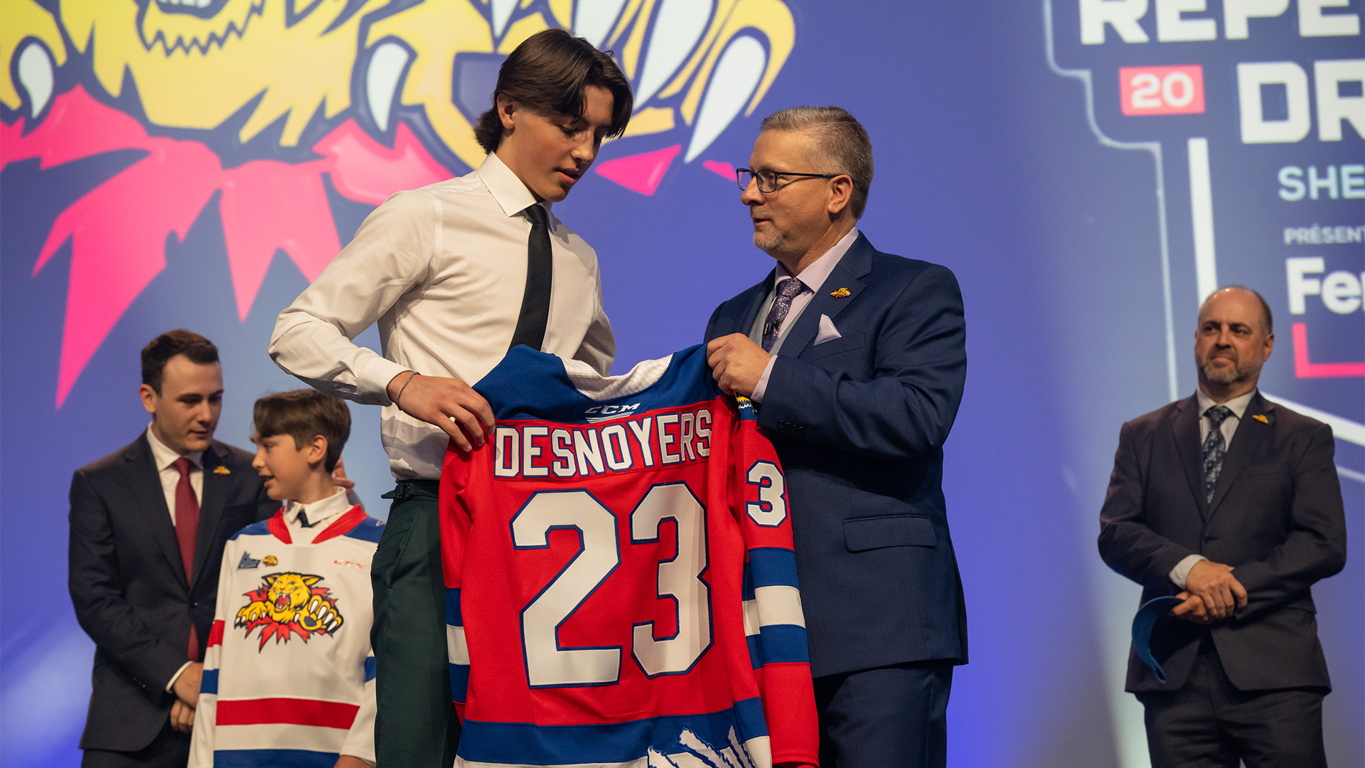 Sans surprise, l'attaquant Caleb Desnoyers a été le premier joueur réclamé lors de la séance de sélection de la Ligue de hockey junior majeur du Québec, la première sous la supervision du nouveau commissaire Mario Cecchini, samedi au Palais des sports Léopold-Drolet de Sherbrooke.