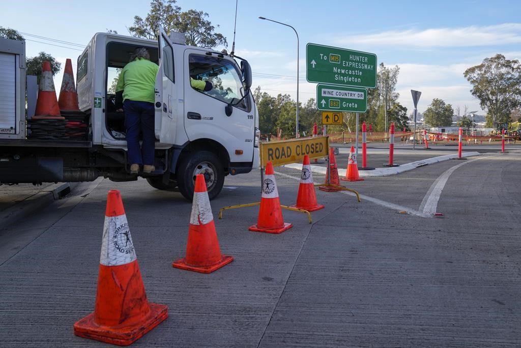 Dix personnes sont mortes et 25 autres ont été blessés lorsqu’un autocar transportant les invités à un mariage s'est renversé par une nuit brumeuse en Australie tard dimanche soir.