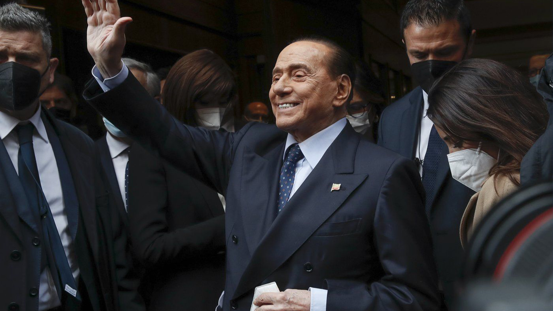 L'ancien Premier ministre italien et chef du parti Forza Italia (Go Italy), Silvio Berlusconi, sourit lors de l'enregistrement de l'émission télévisée Porta a Porta (Porte à porte) à Rome, le 11 janvier 2018.