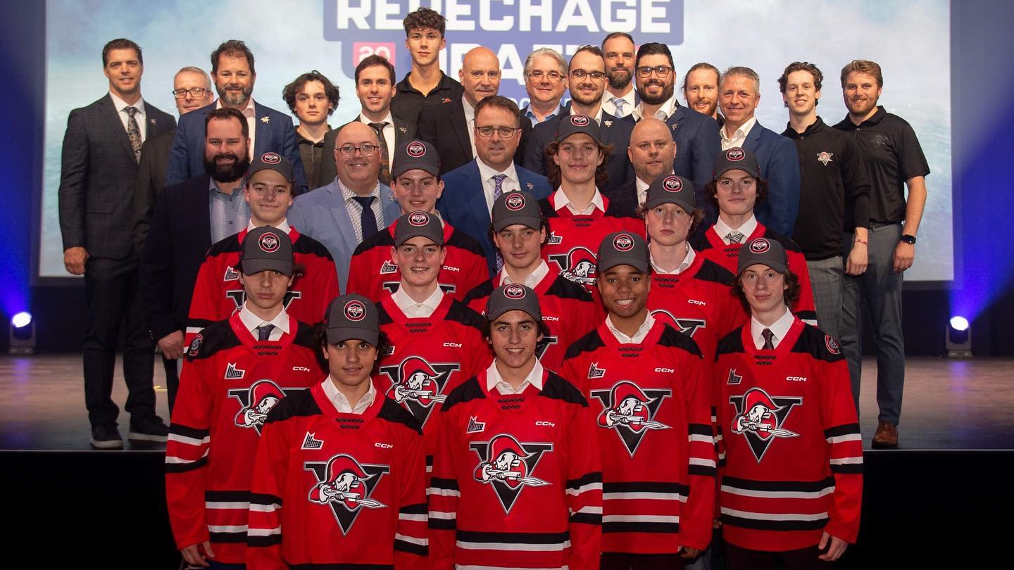 L’état-major des Voltigeurs est accompagné de leurs nouvelles recrues.