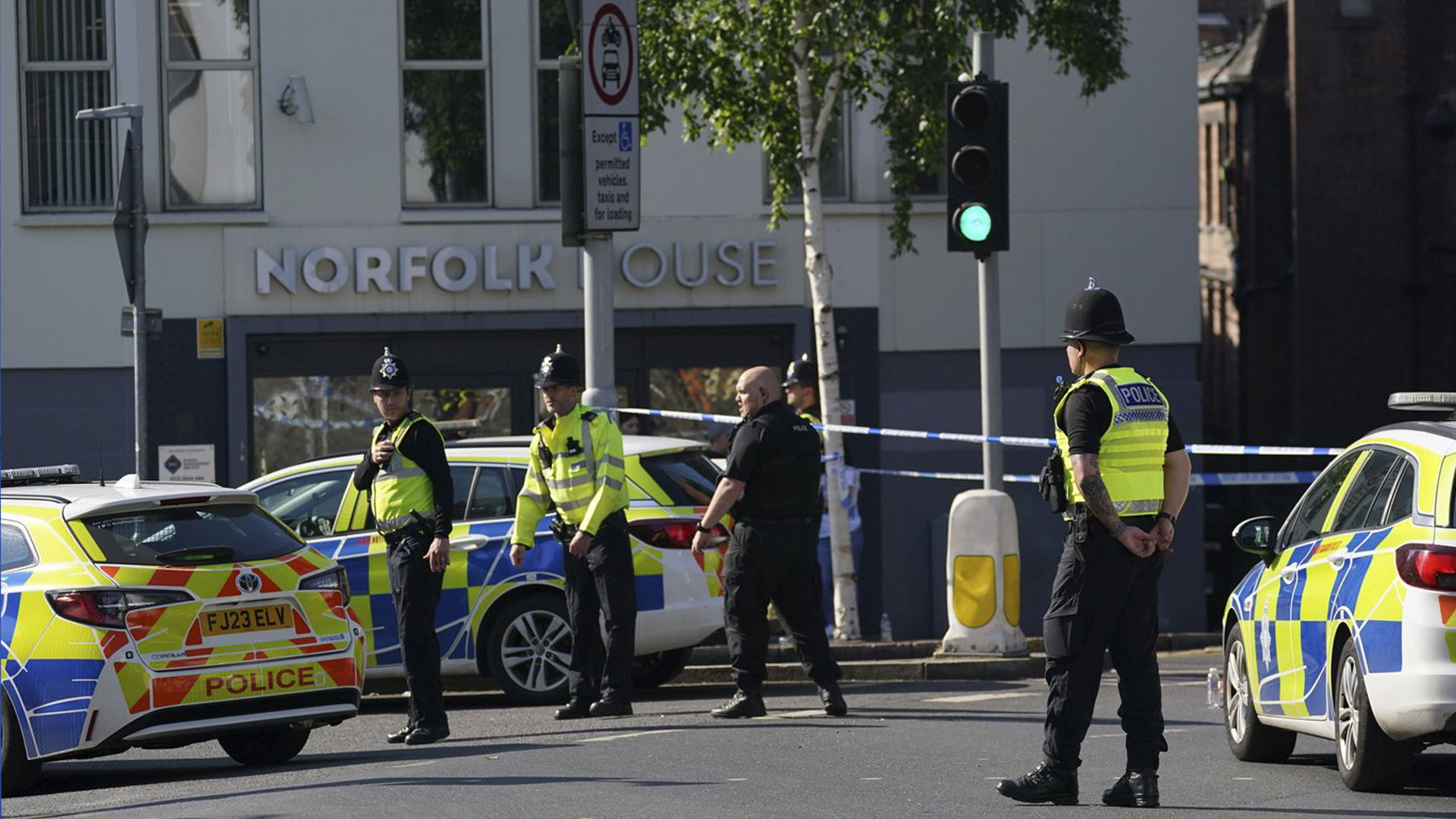 Des policiers bloquent une route à Nottingham, en Grande-Bretagne, le mardi 13 juin 2023.