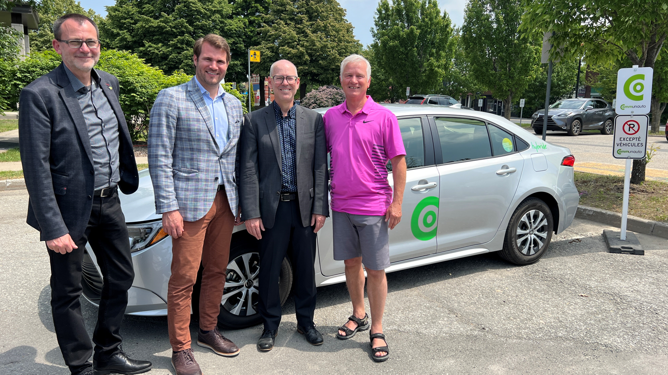 De gauche à droite : Patrick Paulin, conseiller municipal ; Antoine Tardif, maire ; Benoit Robert, président et directeur général de Communauto et Benoit Gauthier, conseiller municipal.