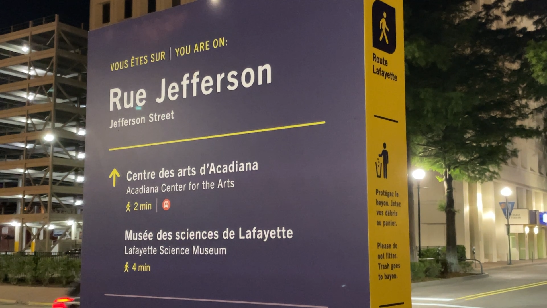 Au centre-ville de Lafayette, le français a prédominance dans l'affichage.