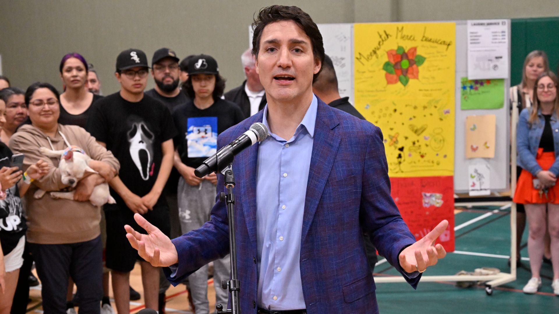 Le premier ministre Justin Trudeau a rendu visite mercredi à des sinistrés ainsi qu'à des militaires qui ont combattu les incendies, à Saguenay.