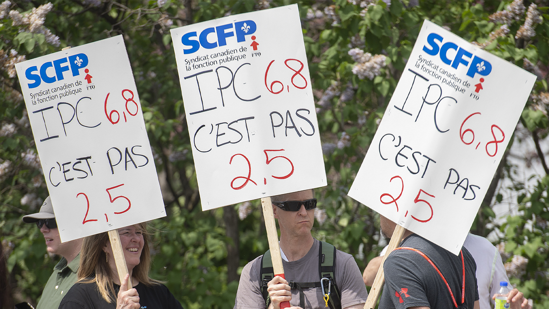 Des croupiers du Casino de Montréal manifestent en juin 2022.