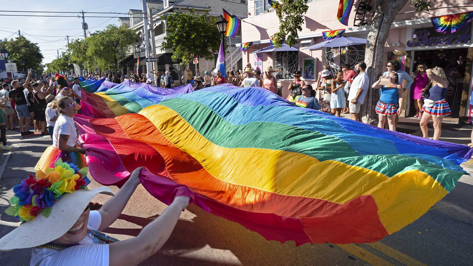 Les récentes lois anti-LGBTQ+ votées en Floride ont créé de l’inquiétude dans la communauté queer et poussé certaines organisations à annuler leurs célébrations de la Fierté. Malgré tout, des Floridiens tiennent plus que jamais à souligner le mois de la Fierté. Noovo Info a discuté avec deux d’entre eux.