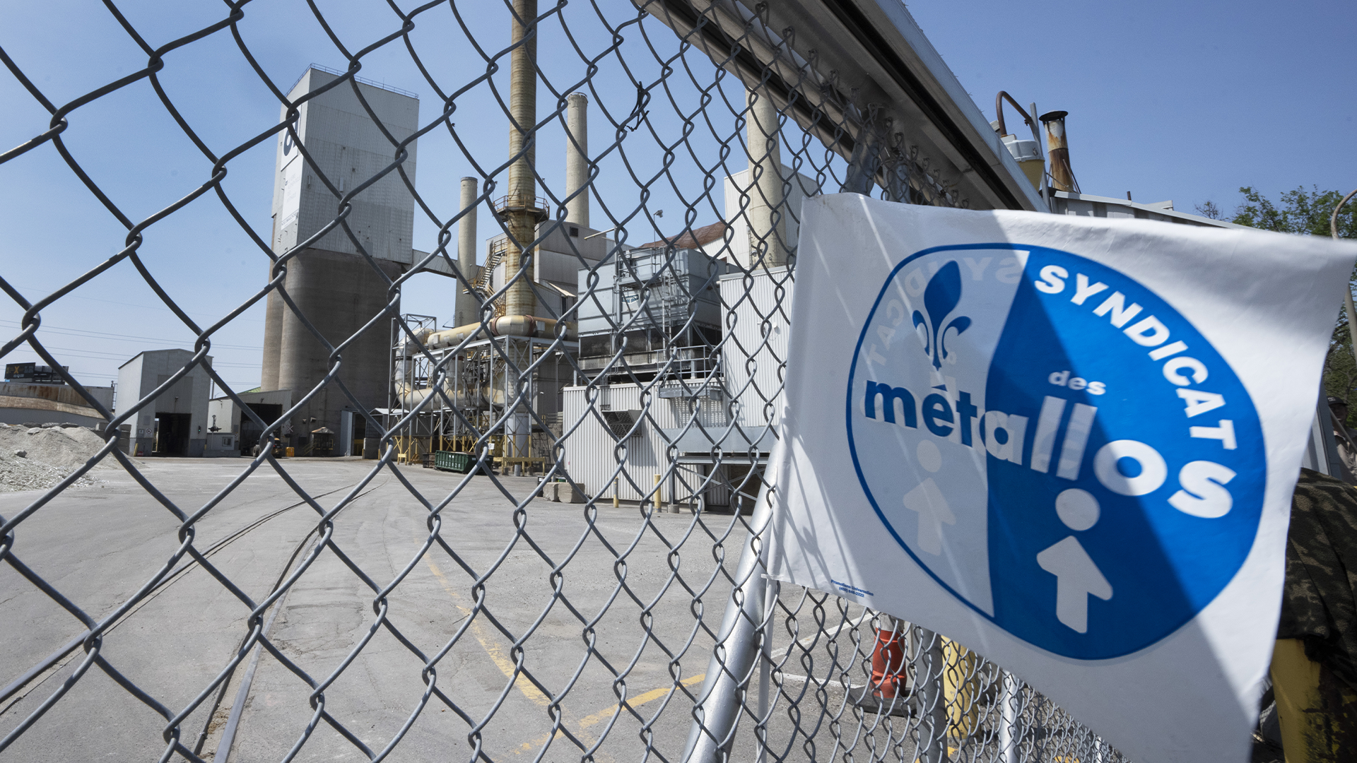 Les grévistes du fabricant de verre Owens Illinois manifestent présentement devant l'usine de Pointe Saint-Charles à Montréal, accompagnés de collègues d'autres grands syndicats affiliés à la FTQ.