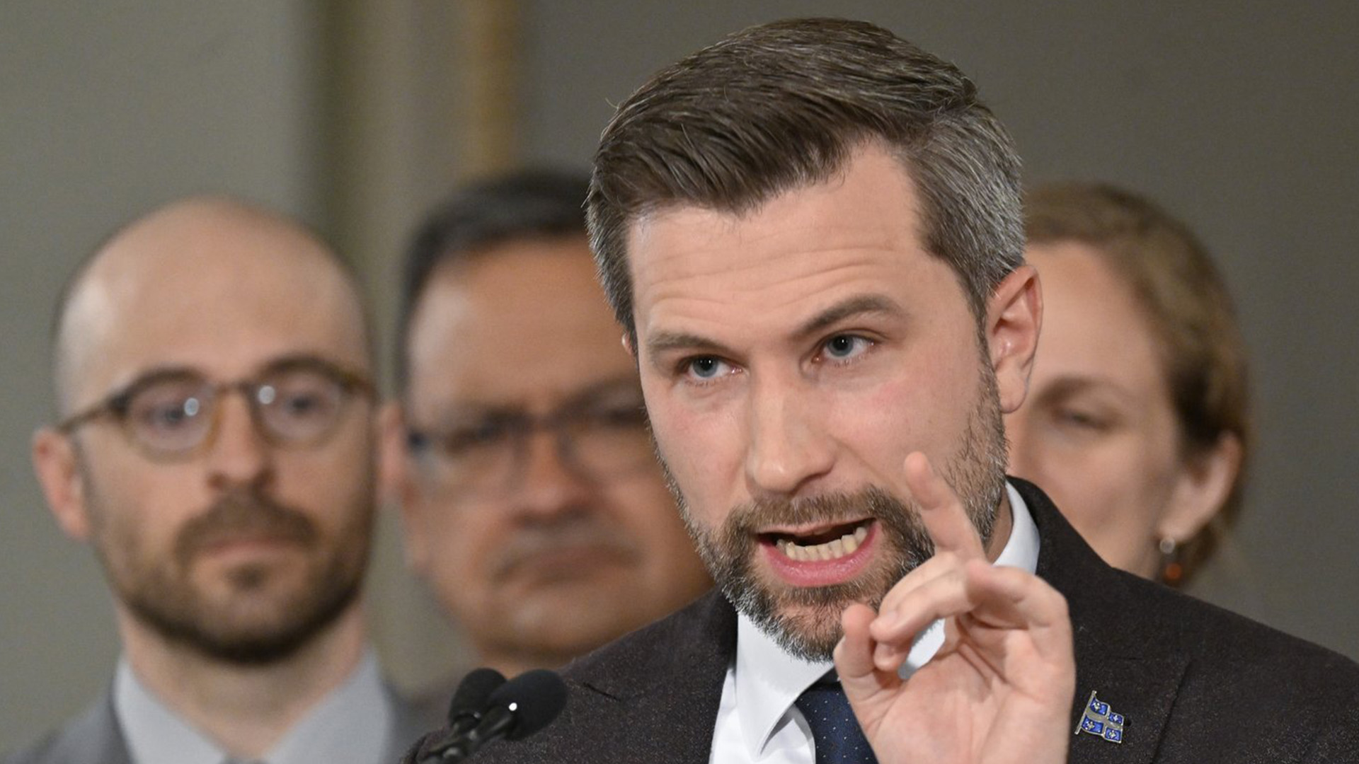 Le chef de Québec solidaire, Gabriel Nadeau-Dubois, prend la parole lors d'une conférence de presse marquant la fin de la session du printemps, le vendredi 9 juin 2023 à l'Assemblée législative de Québec.