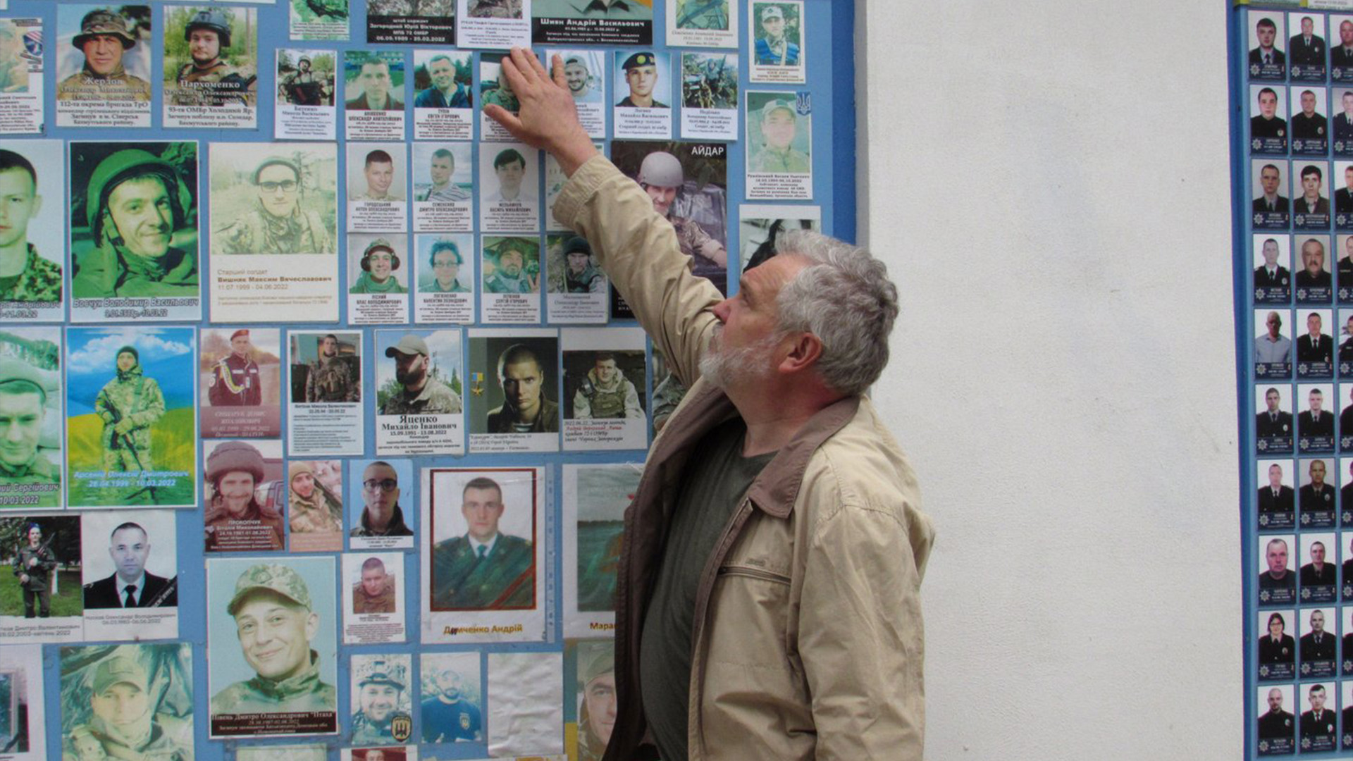 Yuri Pisarenko, dont le petit-fils a été tué pendant la guerre, se tient devant le mur de la mémoire à Kiev, en Ukraine, le mardi 13 juin 2023. Pisarenko était là pour remplacer la photo fanée de son petit-fils Timofy.