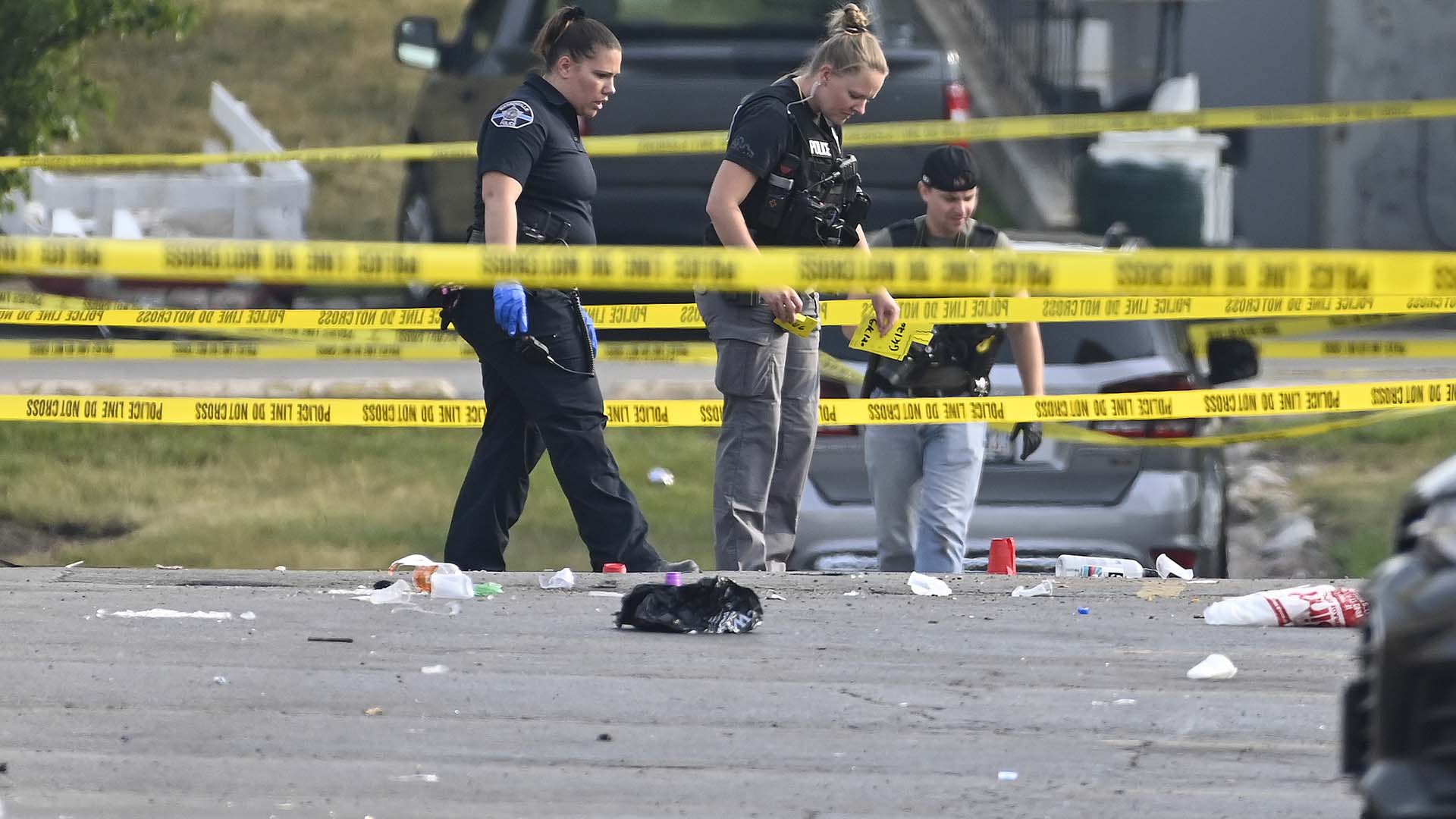 Les enquêteurs examinent la scène d'une fusillade de masse survenue durant la nuit dans un centre commercial à Willowbrook, en Illinois, le dimanche 18 juin 2023.