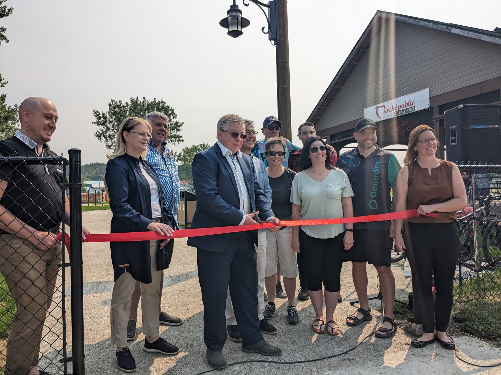 Coupure du ruban à l'inauguration du nouveau Parc des Clubs à Ville -Marie