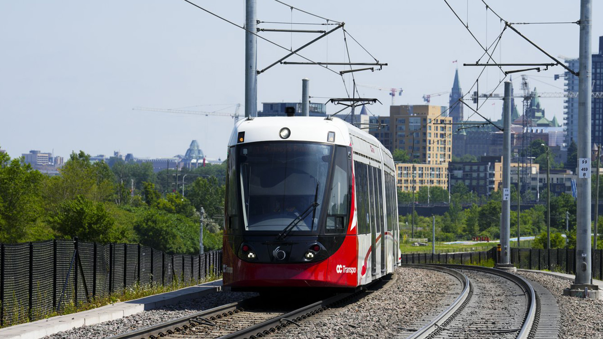 Un train du train léger sur rail d'Ottawa (OLRT) circule le long des voies à Ottawa le mercredi 22 juin 2022. Un serpent de compagnie s'est échappé dans un train à Ottawa le 16 juin, perturbant le service du TLR.