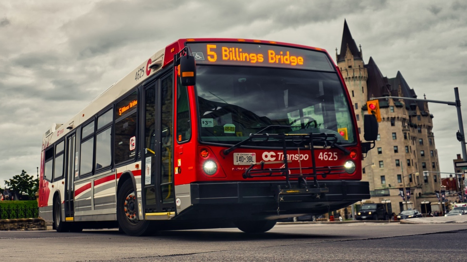 Les usagers d'OC Transpo pourront bientôt défrayer leur droit de passage simplement en tapant leur carte de crédit ou portefeuille électronique.