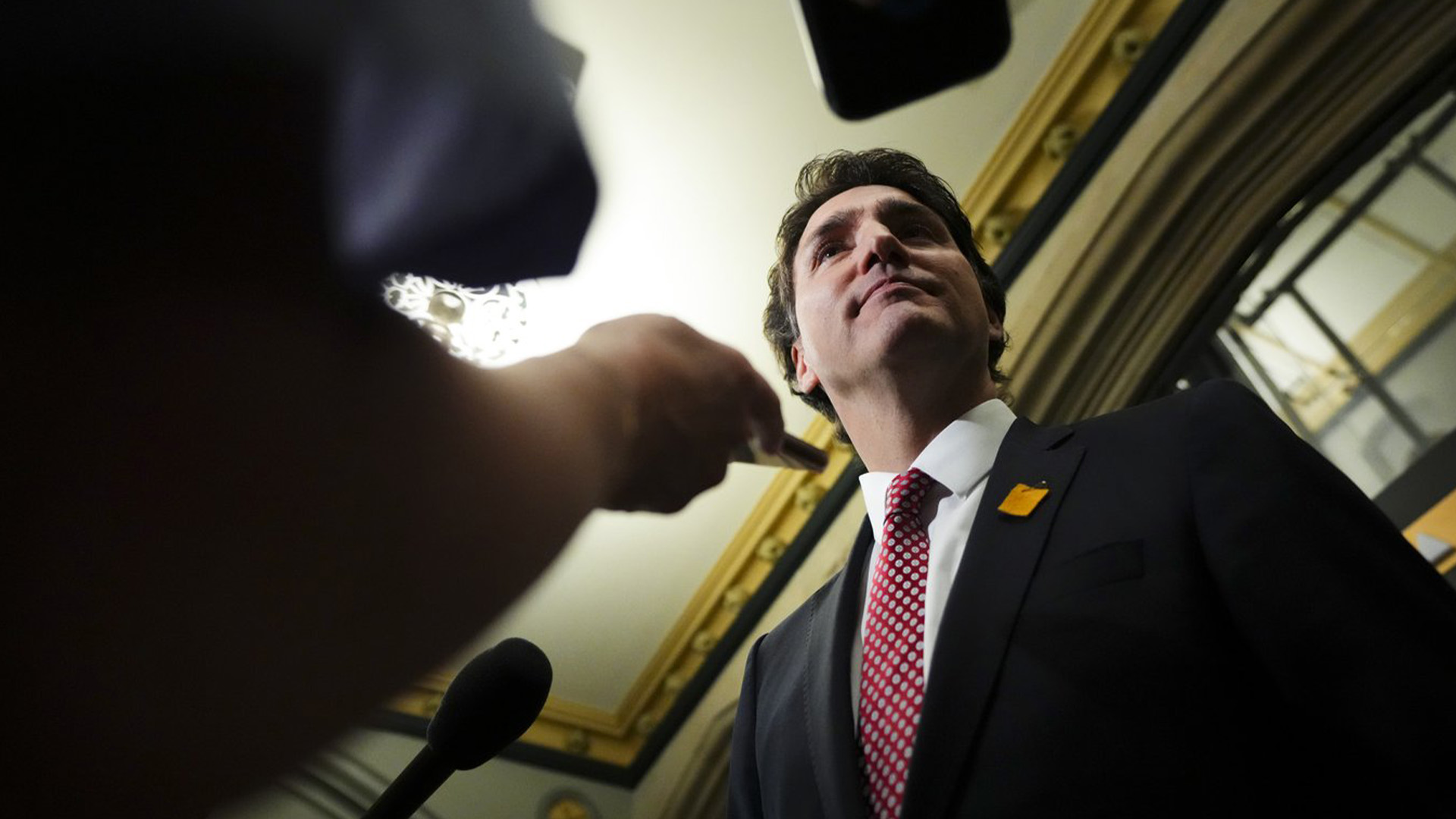 Le premier ministre Justin Trudeau s'adresse aux journalistes alors qu'il arrive à une réunion du cabinet sur la colline du Parlement à Ottawa le mardi 20 juin 2023.&nbsp;Trudeau a commencé la recherche d'un nouveau juge à la Cour suprême du Canada.