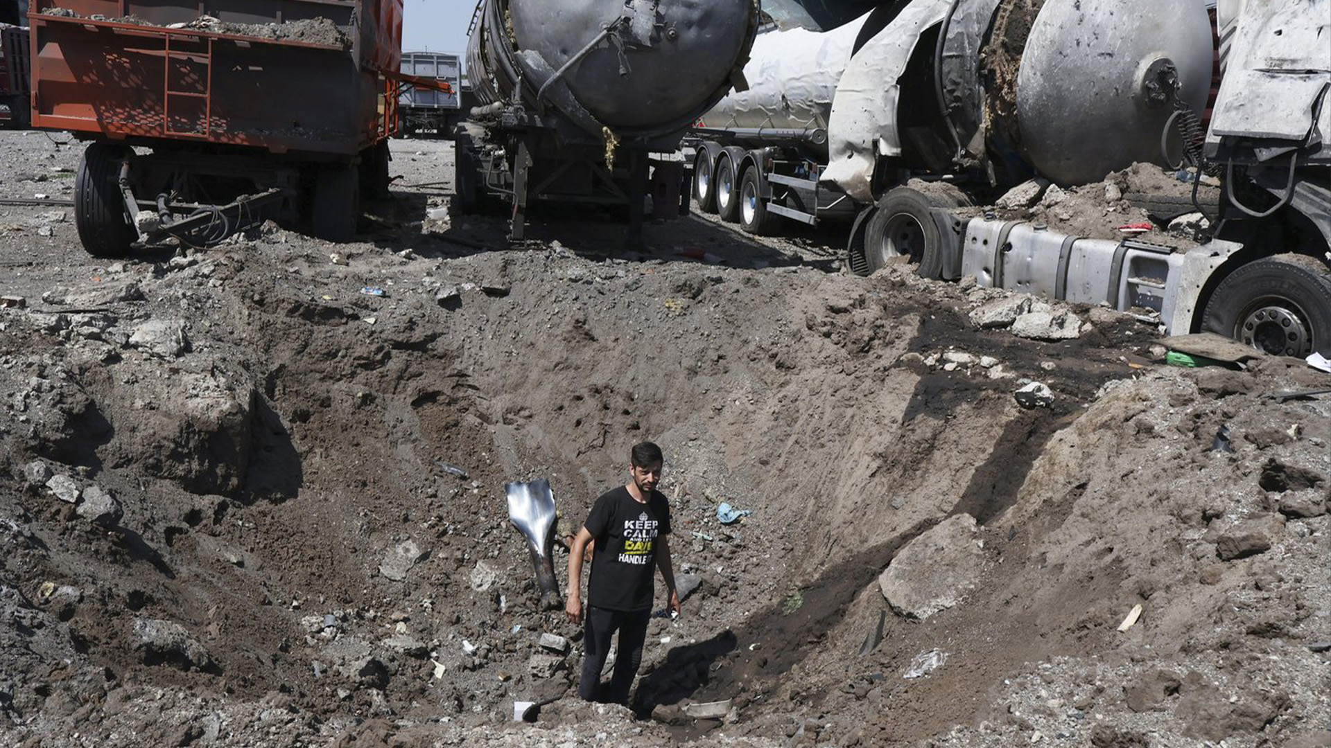 Un homme explore un cratère creusé par une explosion près de Zaporijjia, en Ukraine, mardi le 20 juin 2023. 