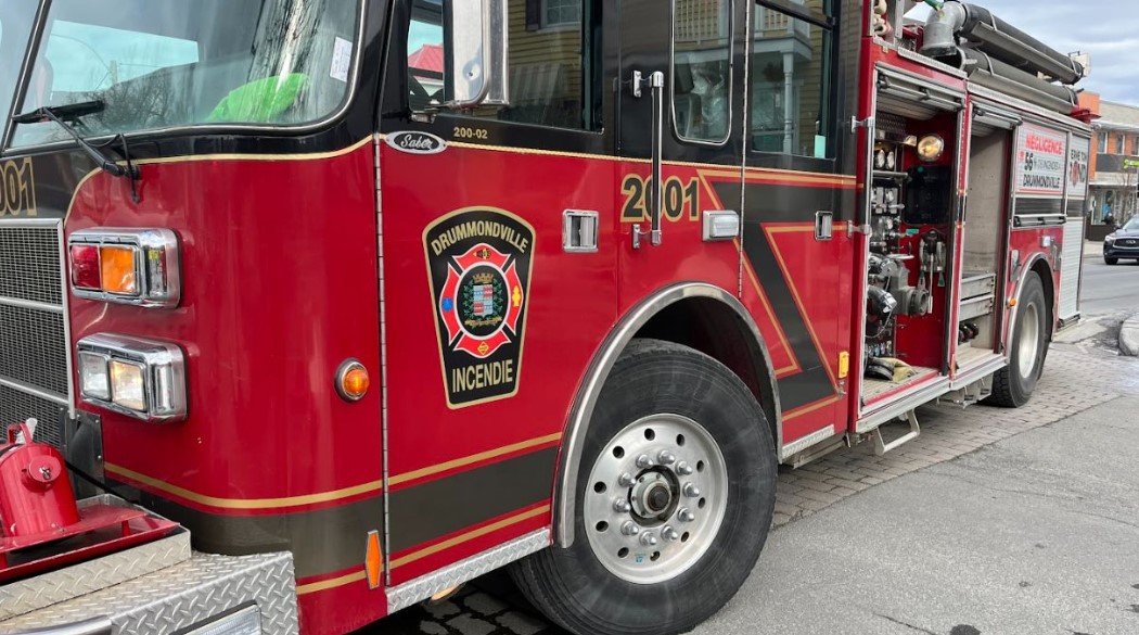 Une quinzaine de pompiers, provenant de Drummondville et de St-Nazaire-d’Acton et St-Germain-de-Grantham, sont intervenus dans incendie qui a ravagé un garage résidentiel à Wickham, dans la nuit de mardi à mercredi.