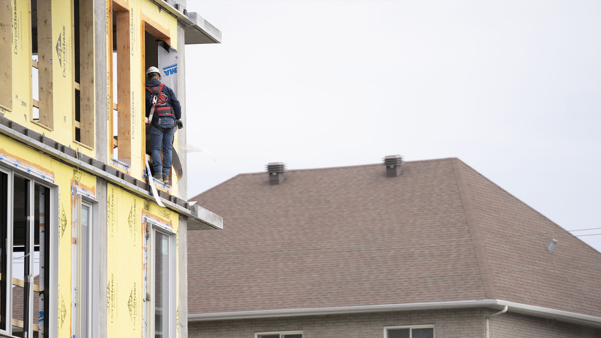 La construction de nouveaux condos est vue le lundi 15 mai 2023 à Montréal.