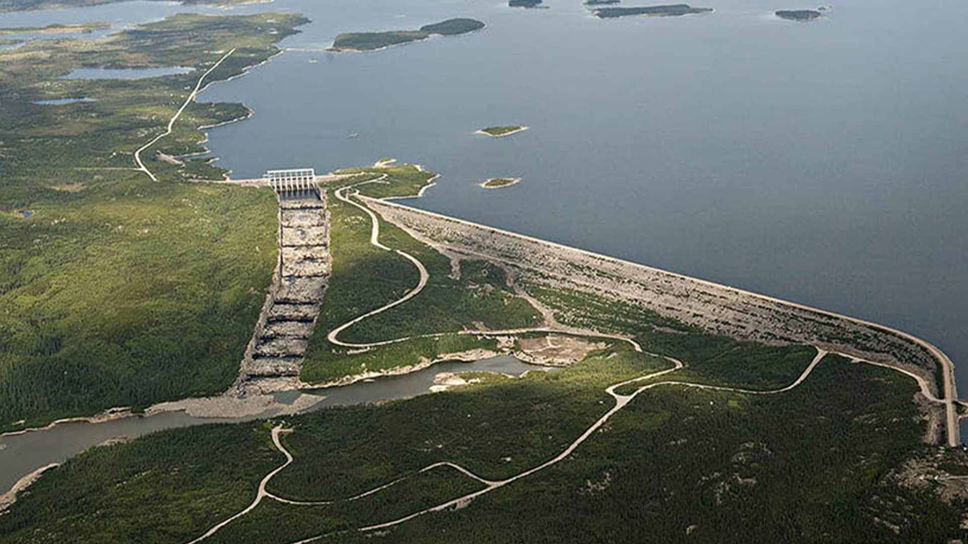 Vue aérienne de l’aménagement Robert-Bourassa (La Grande‑2), de l’évacuateur de crues et du réservoir.