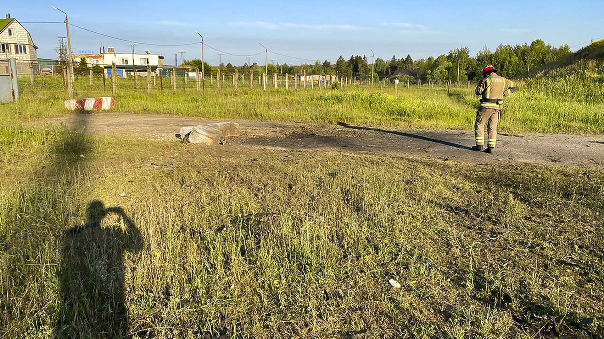 Cette photo fournie par les autorités russes montrerait l'endroit où s'est écrasé un drone qui tentait apparemment de frapper Moscou.