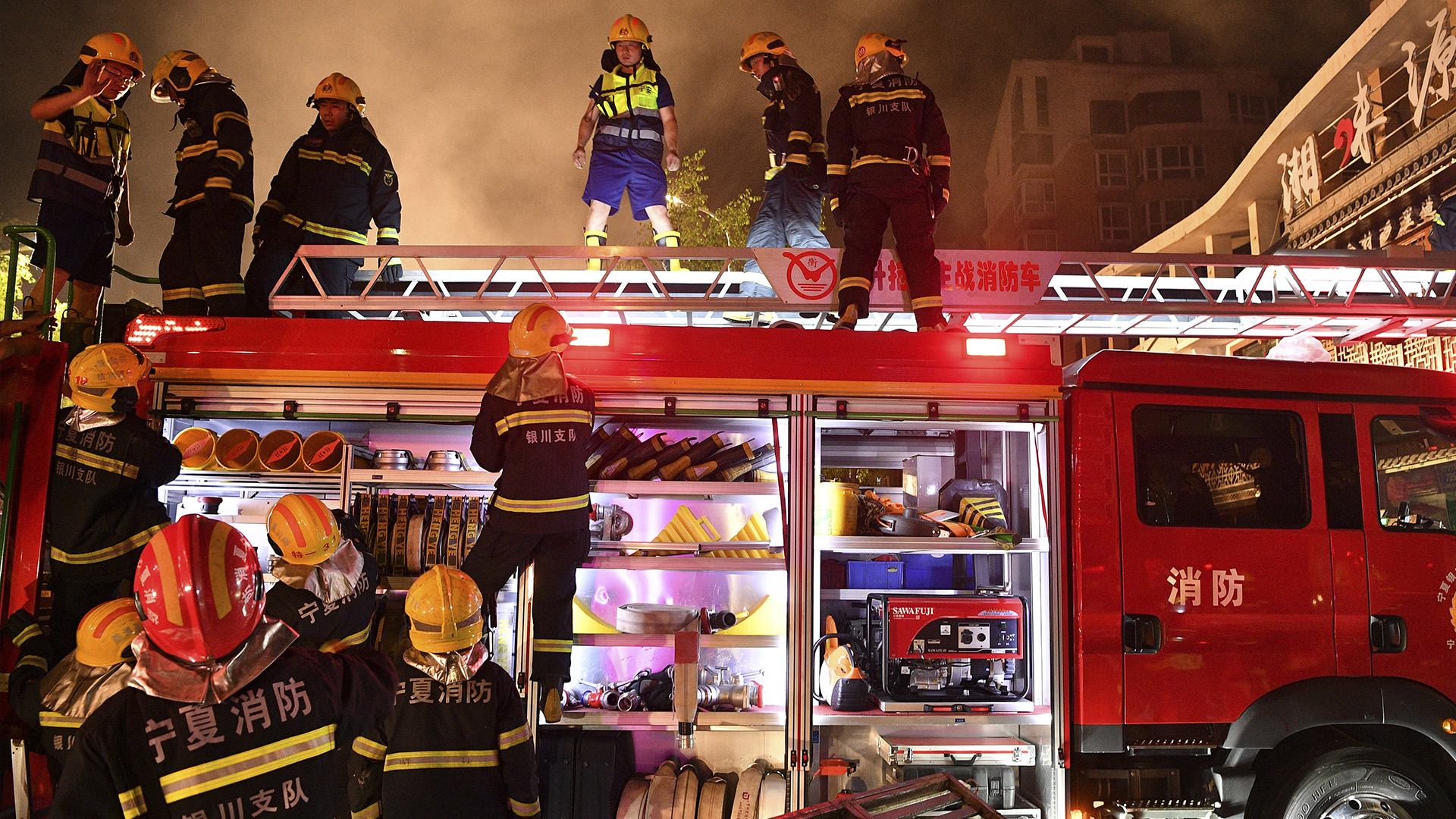 Sur cette photo publiée par l'agence de presse Xinhua, des pompiers travaillent sur le site d'une explosion dans un restaurant à Yinchuan, dans la région autonome Hui du Ningxia (nord-ouest de la Chine), le mercredi 21 juin 2023.