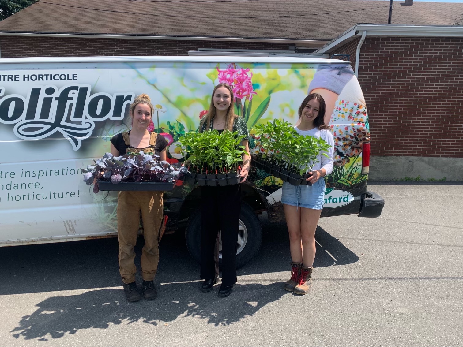 Éliana Lapierre et Léonie Grisé, copropriétaires du Centre horticole Foliflor accompagnées de Rachel Grégoire, coordonnatrice aux communications et financement du Comptoir alimentaire Drummond. 