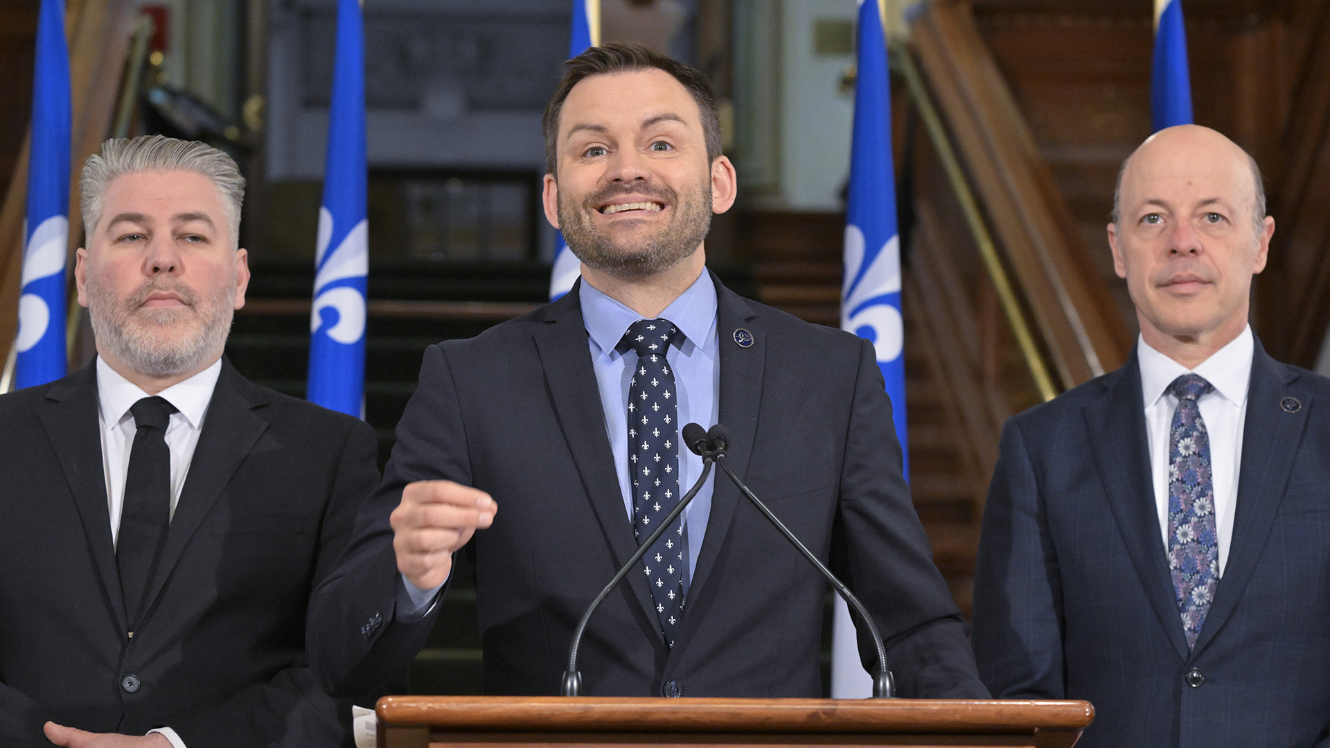 Le chef du Parti québécois, Paul St-Pierre Plamondon, prend la parole lors d'une conférence de presse, le vendredi 9 juin 2023, à l'Assemblée législative de Québec. St-Pierre Plamondon est entouré des députés Pascal Bérubé, à gauche, et Joël Arseneau.