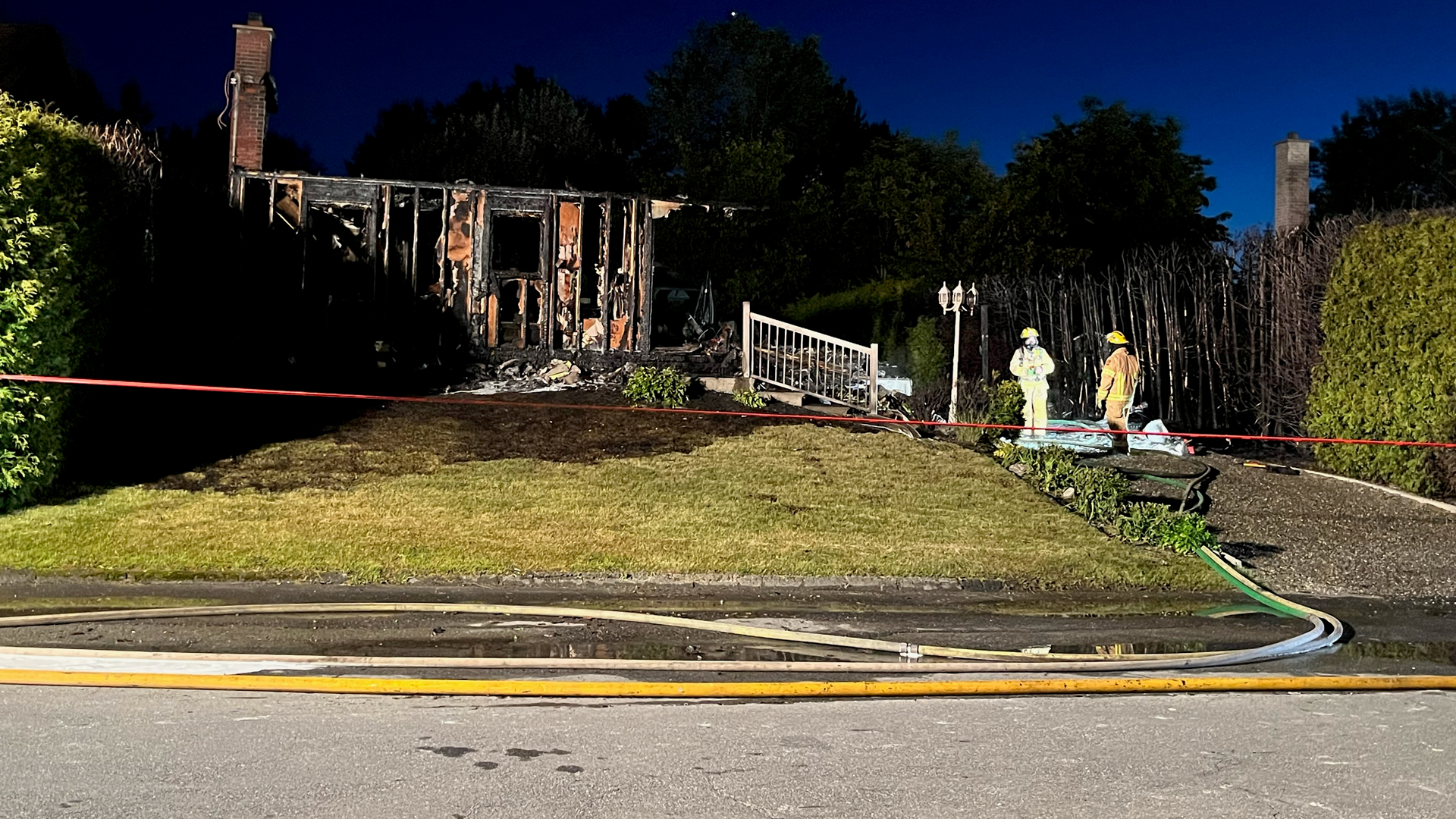 Un violent incendie a détruit une maison, en plus d'endommager lourdement deux autres résidences sur la rue du Rucher, jeudi soir à Magog, en Estrie.