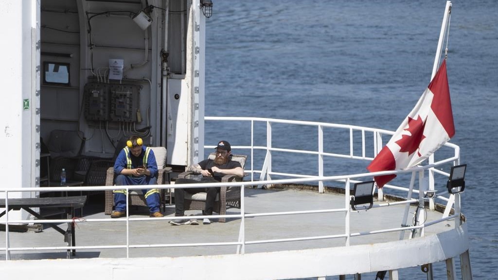 Le Polar Prince, qui bat pavillon canadien, s'est amarré samedi près du quartier général de la Garde côtière canadienne dans le port de St. John's, à environ 700 km des lieux de l'accident.