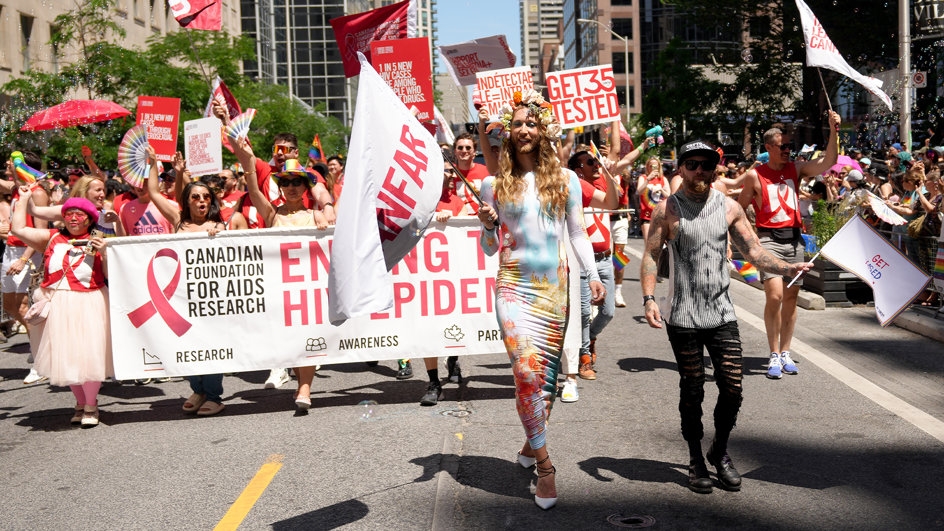 Une foule importante a bondé dimanche les rues du centre-ville de Toronto pour participer au plus grand défilé de la Fierté au Canada. 