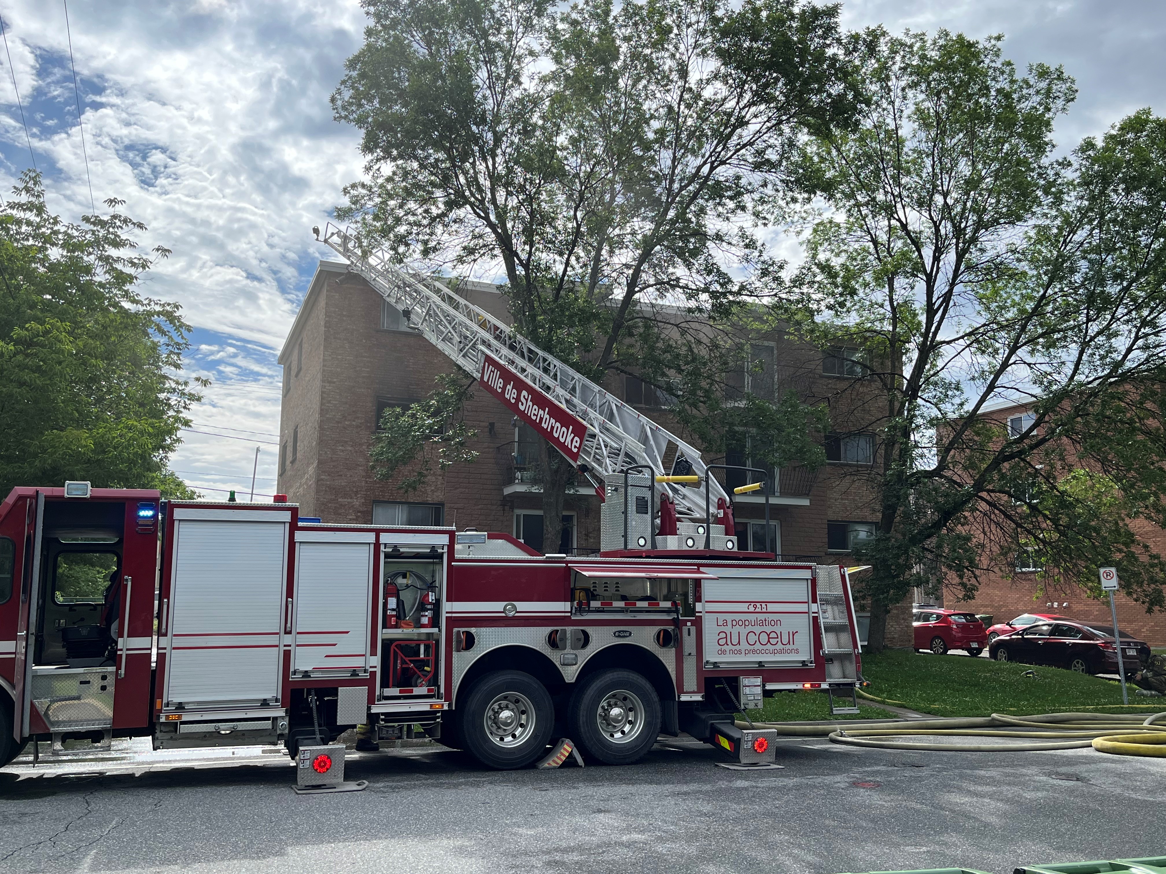 Les pompiers travaillent à éteindre le brasier dans un immeuble à logements de la rue des Boisés à Sherbrooke.