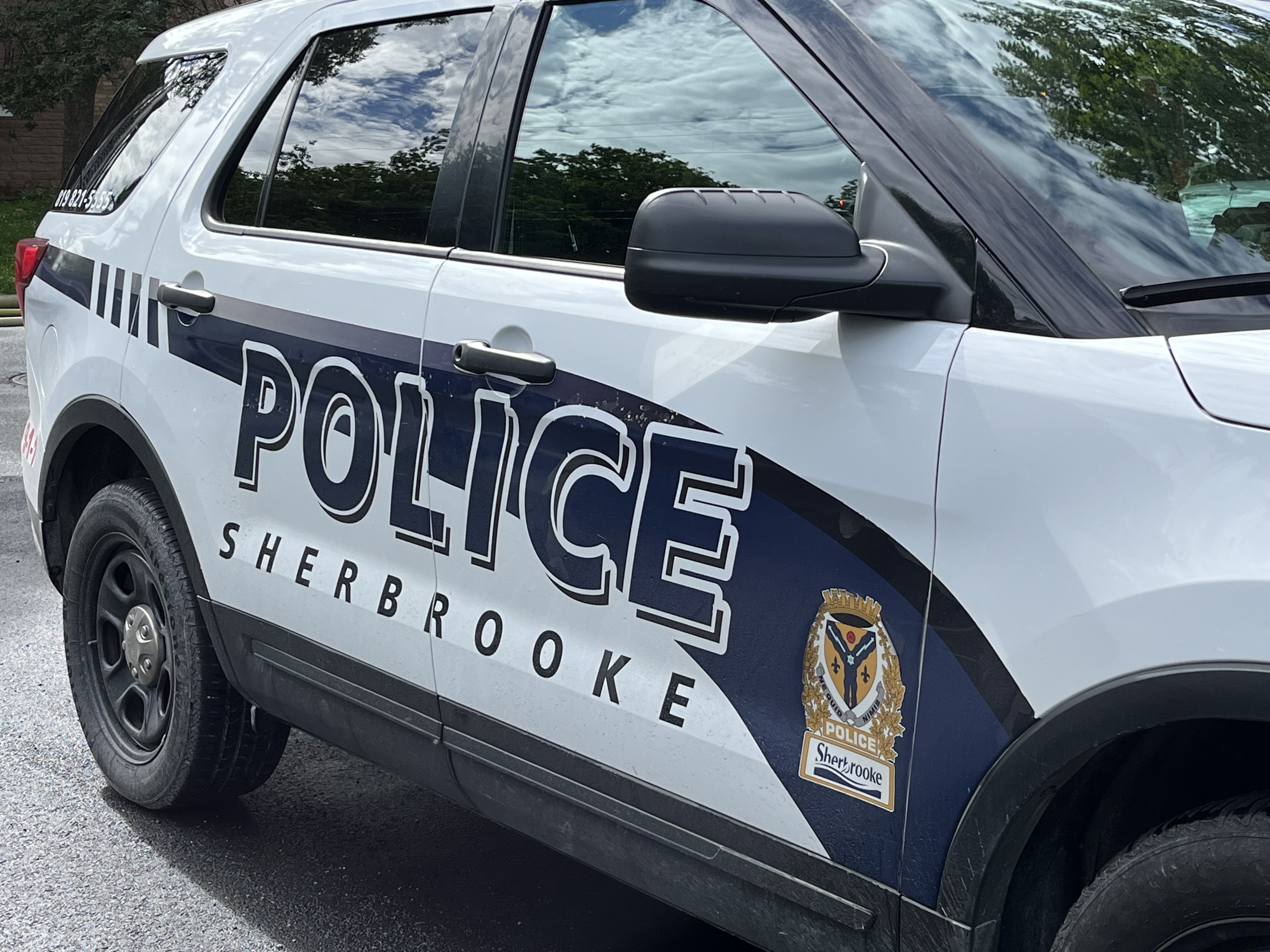 Les policiers du Service de police de Sherbrooke et de la Régie de police de Memphrémagog ont perquisitionné un appartement de la rue Goupil à Sherbrooke.