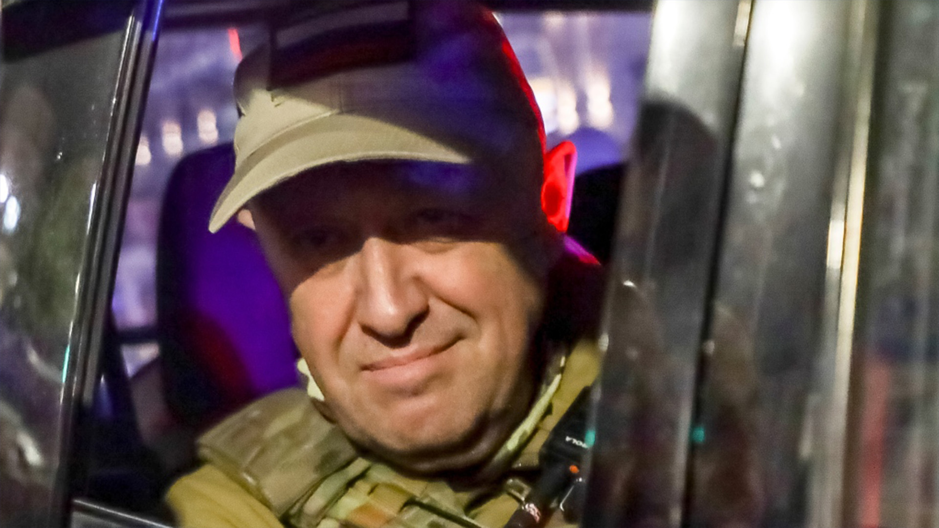 Yevgeny Prigozhin, le propriétaire de la compagnie militaire Wagner Group, regarde depuis un véhicule militaire dans une rue de Rostov-sur-le-Don, en Russie, samedi 24 juin 2023, quittant une zone du quartier général du district militaire du Sud.