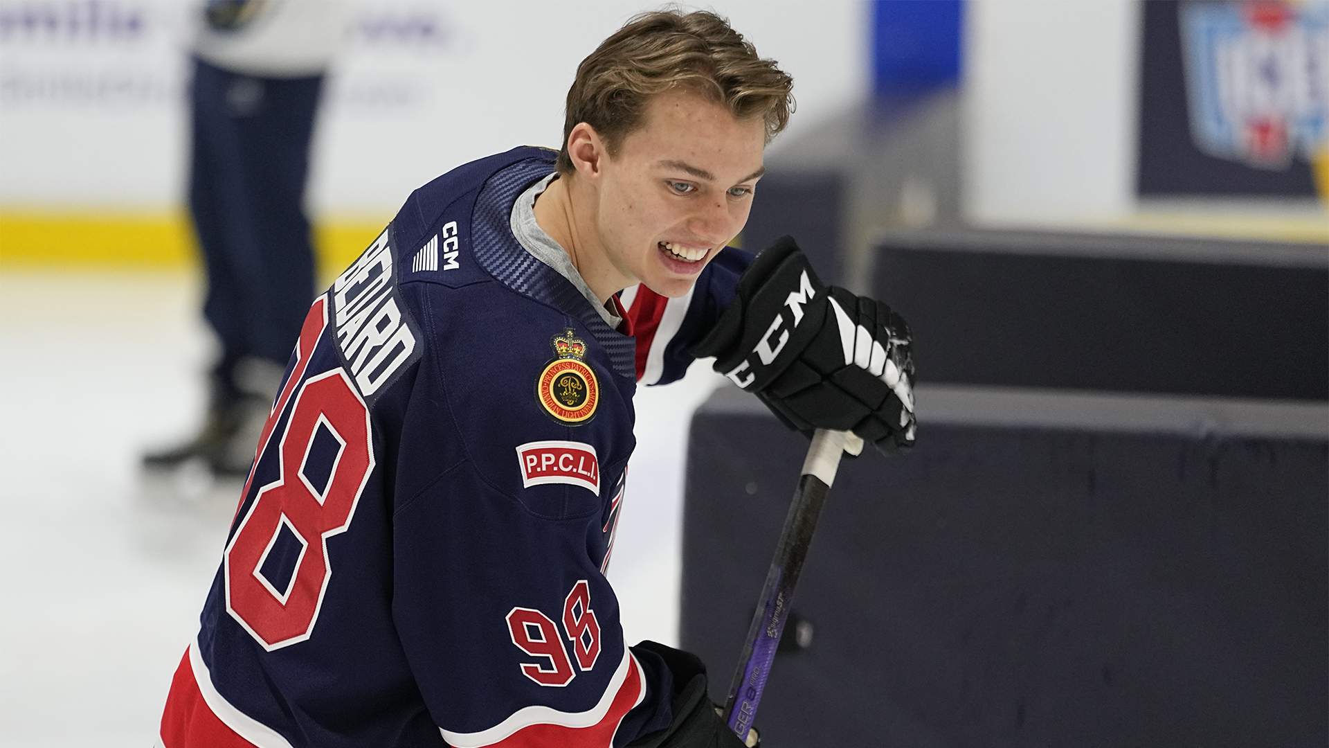 Sans surprise, les Blackhawks de Chicago ont repêché la potentielle future vedette de la Ligue nationale de hockey, Connor Bedard, au tout premier rang du repêchage, mercredi à Nashville.