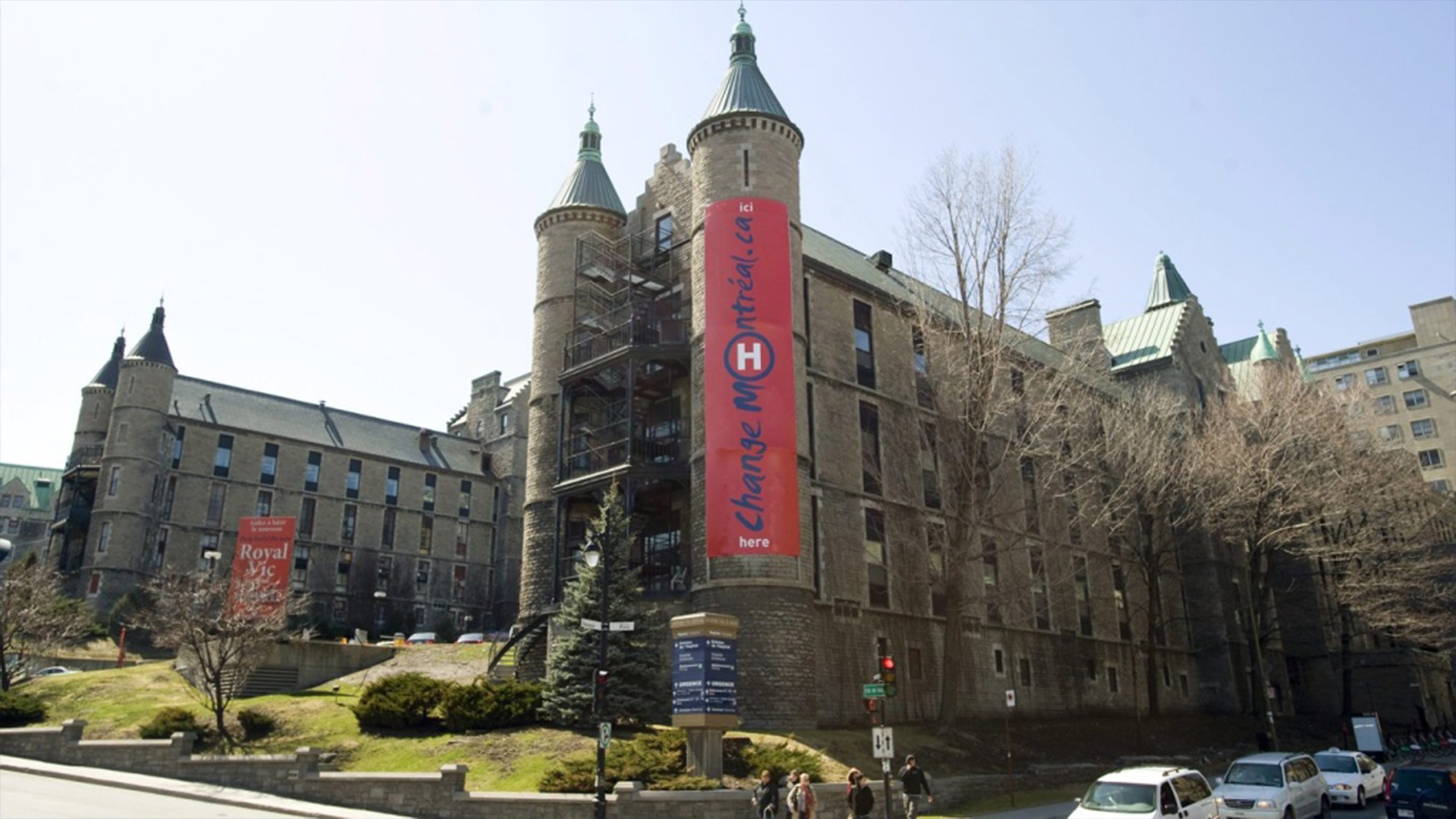 L'Hôpital Royal Victoria est visible à Montréal, le vendredi 15 avril 2011. Un groupe autochtone qui a soulevé des préoccupations concernant des tombes non marquées sur le site d'un ancien hôpital de Montréal a conclu un accord permettant des travaux archéologiques sur le site.