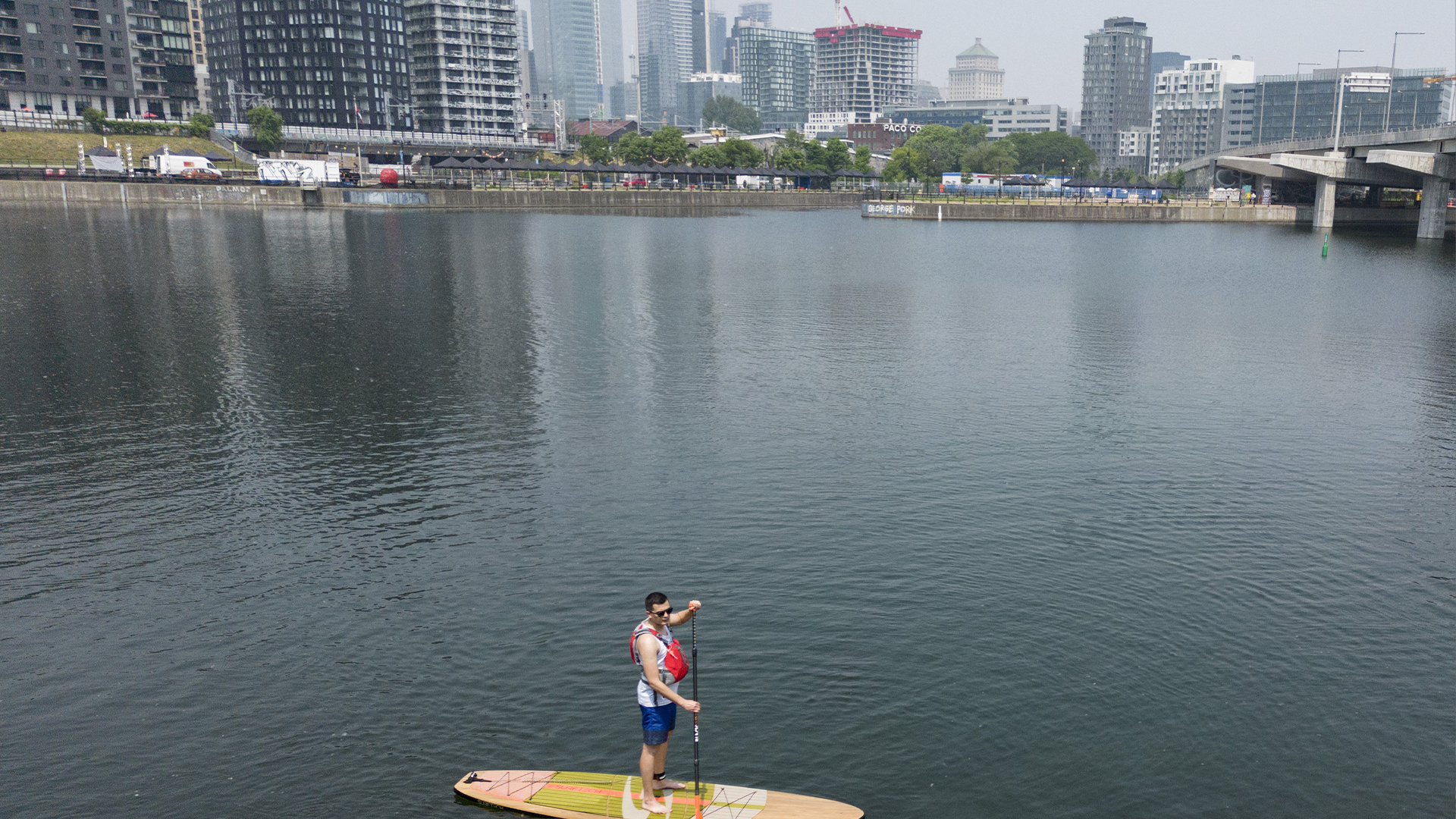 Un homme fait du paddleboard sur le bassin Peel, à Montréal, 