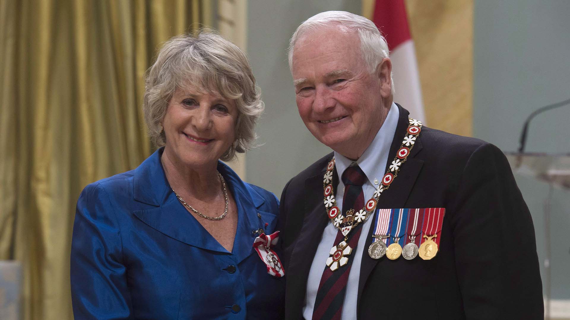 Le gouverneur général David Johnston introduit Denise Bombardier comme membre de l'Ordre du Canada lors d'une cérémonie à Rideau Hall, le vendredi 13 mai 2016 à Ottawa. 