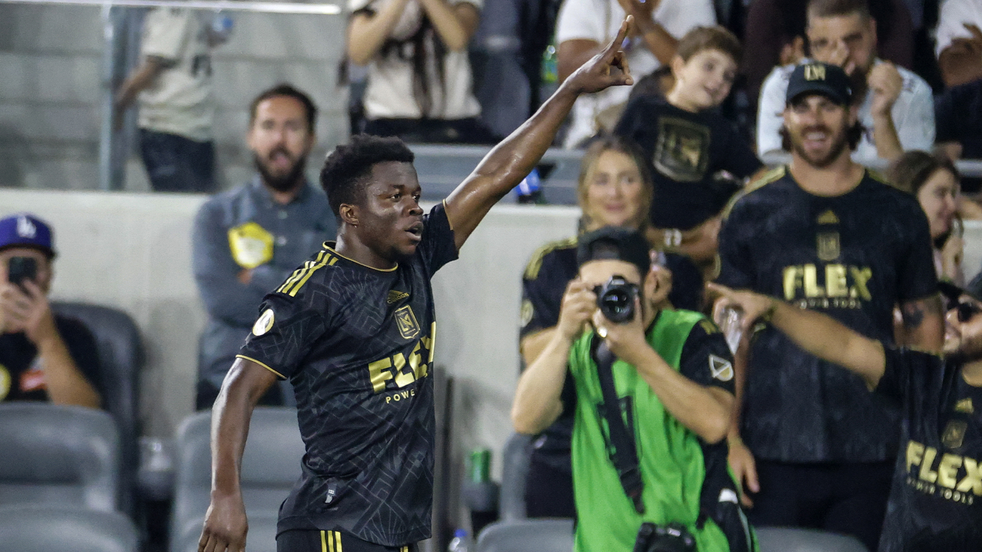 Kwadwo «Mahala» Opoku célèbre son but lors du match opposant le LAFC au 