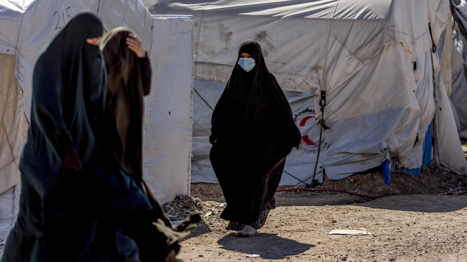 Des femmes marchent dans le camp de détention de Roj, dans le nord-est de la Syrie, le 9 février 2022. 