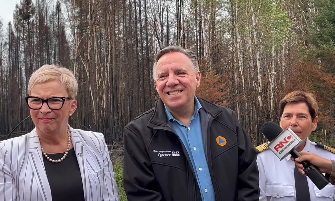 François Legault lors d'un point de presse sur la saison 2023 des feux de forêt, le 17 juillet 2023 à Normétal, en Abitibi-Témiscamingue.