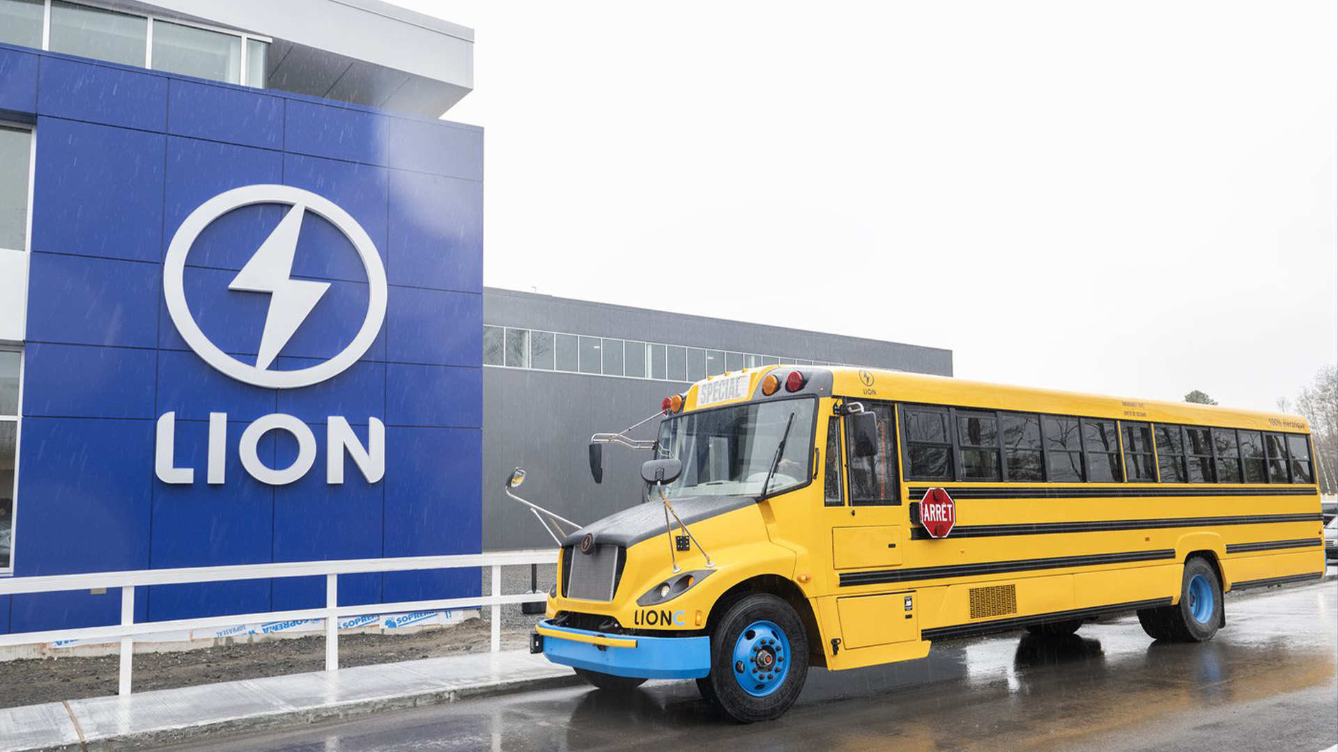 Un autobus scolaire électrique passe devant l'usine de batteries de Lion Électrique à Mirabel sur cette photo prise le 17 avril 2023. 