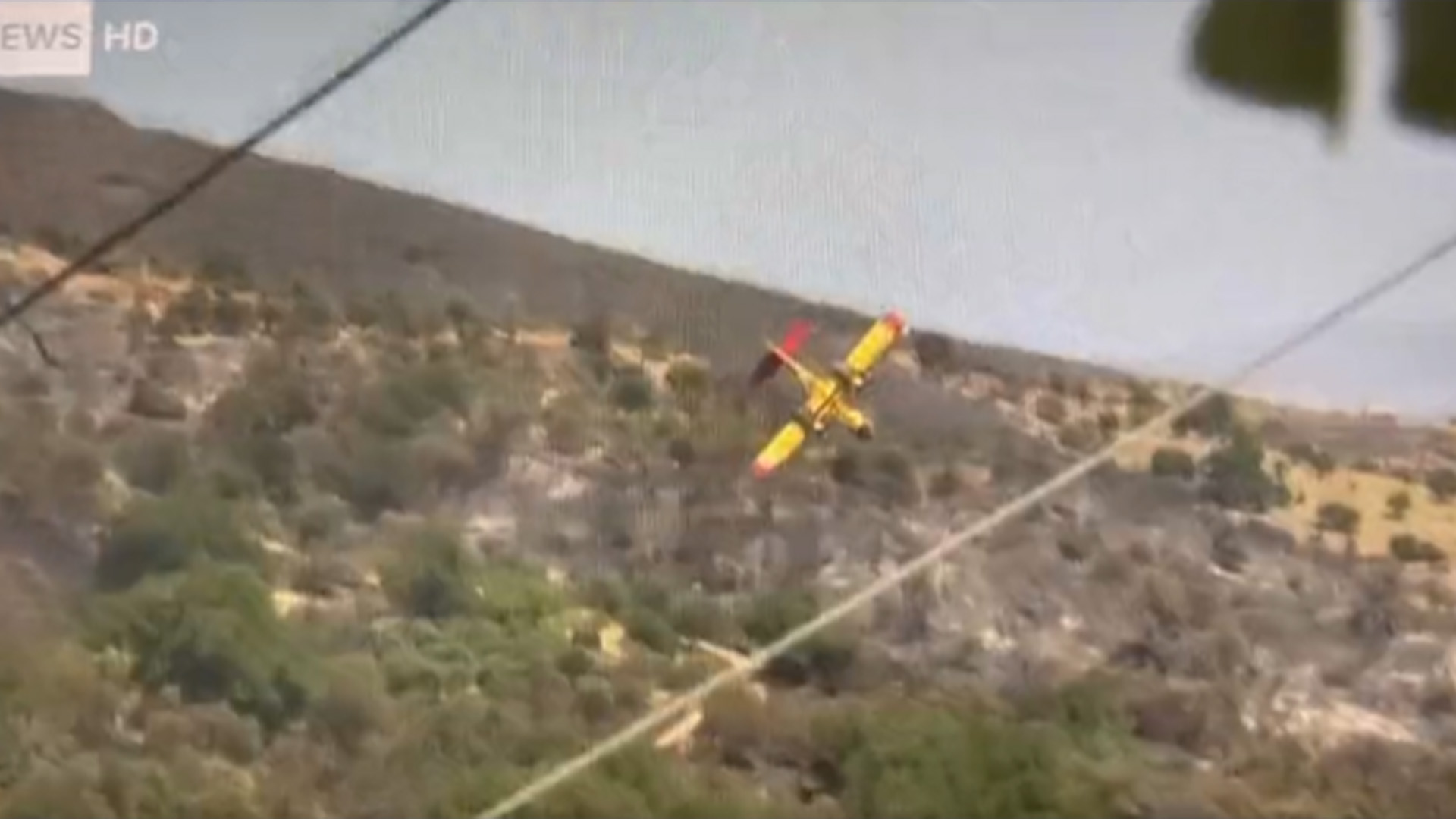 L’accident s’est produit sur l’île d’Eubée. Des images diffusées par la télévision d’État montrent l’avion volant à basse altitude et disparaître dans un canyon avant qu’une boule de feu ne soit aperçue quelques instants plus tard.